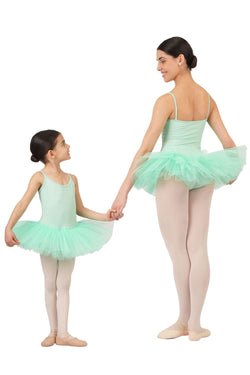 Ballerinas für Erwachsene und Kinder im Rumpf R3105 Tutu und Body in Grün halten sich an den Händen und lächeln sich an.