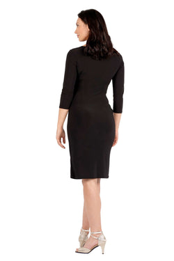 Zu sehen ist eine Person in einem schwarzen Rumpf RU5523 Damen-Kleid und beigen Heels von hinten im stylischen Materialmix.