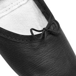 Nahaufnahme eines Rumpf 1001 Ballettschläppchen Leder in Schwarz mit kleiner Schleife, strukturiertem Stoff und weißem Futter.