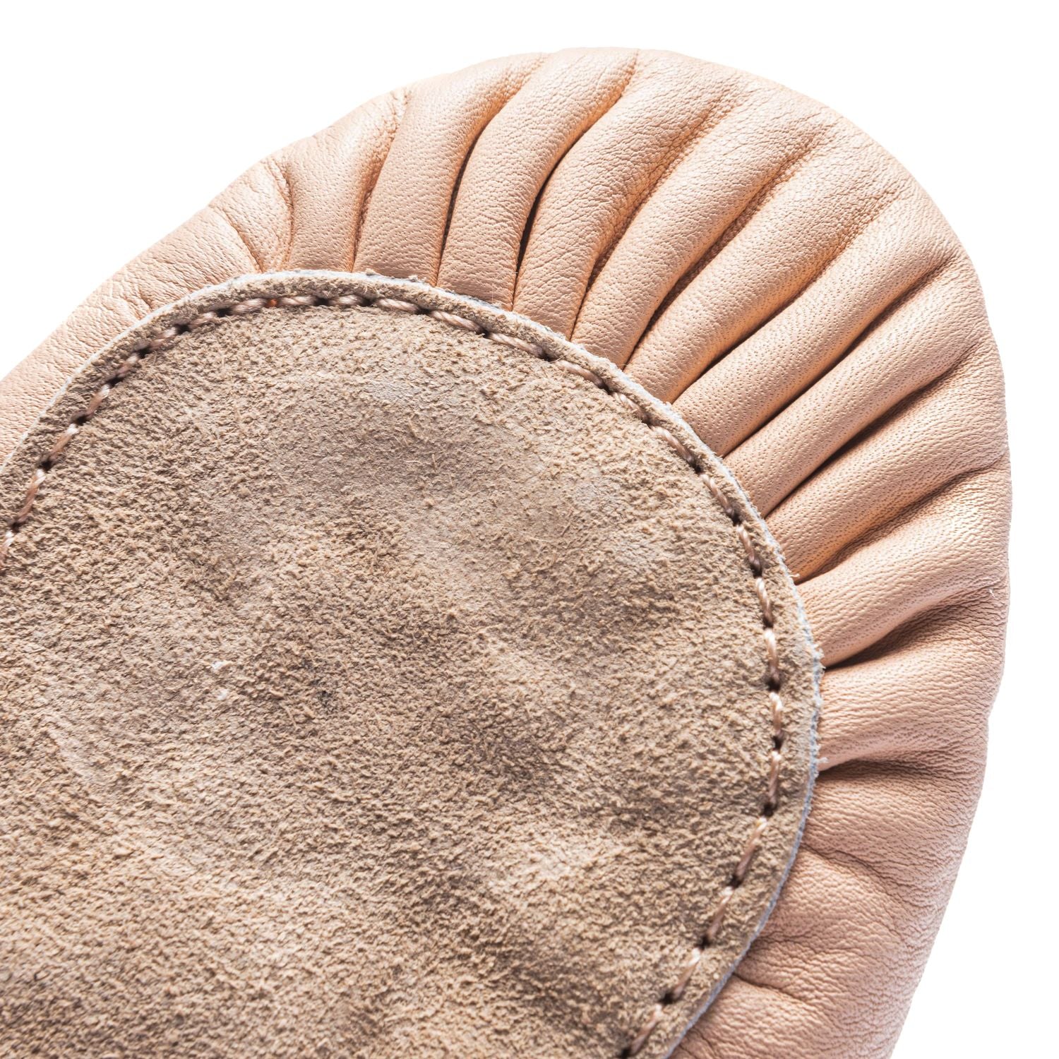 Nahaufnahme eines rosa 1001 Ballettschläppchens Leder von Rumpf mit strukturierter Chromledersohle und geraffter Randnaht.
