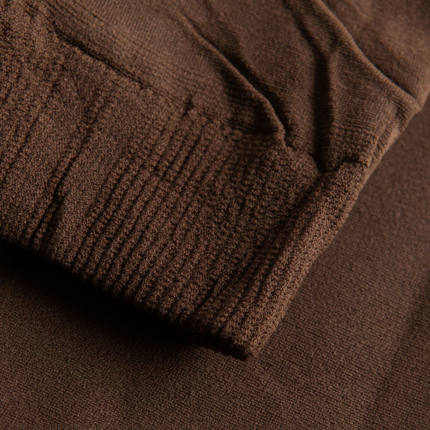 Nahaufnahme eines braunen Strickstoffs mit gerippter Struktur, so weich und gemütlich wie die 108 Economy Marron Ballettstrumpfhose von Rumpf.