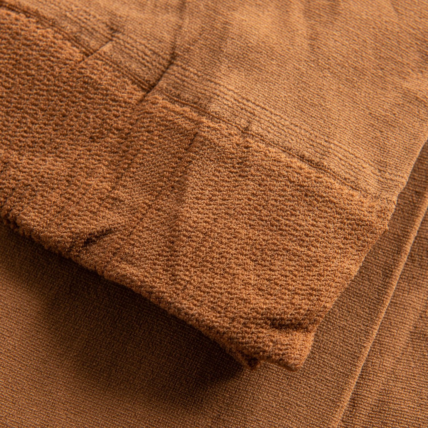 Nahaufnahme der gefalteten, strukturierten 108 Economy Ballettstrumpfhose in Noix von Rumpf mit sichtbaren Nähten.