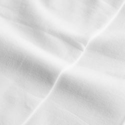 Nahaufnahme der 108 Economy Ballettstrumpfhose von Rumpf in Weiss, einem weichen, weißen 45 DEN-Stoff mit dezenten Falten.