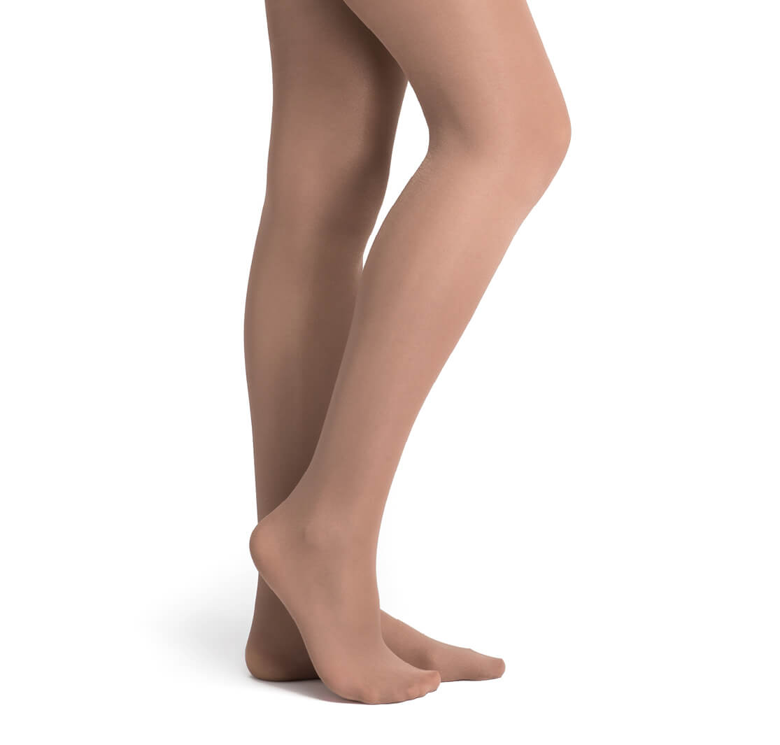 Ein Träger einer Rumpf 120 Glanzstrumpfhose in Suntan steht auf Zehenspitzen vor einem schlichten Hintergrund.