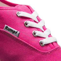 Nahaufnahme des fuchsiafarbenen Rumpf 1515 Bee Sneakers mit weißen Schnürsenkeln und Leinen-Obermaterial.