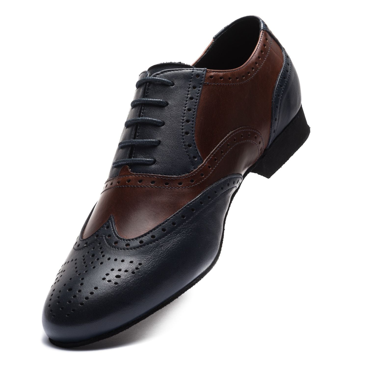 Der Rumpf 2158 Ruben Brogue verfügt über komplizierte Perforationen und Schnürungen aus dunkelblauem und braunem Leder.