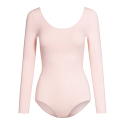 Der R3104 Langarm-Body von Rumpf in Rosa mit Rundhalsausschnitt strahlt Eleganz auf weißem Hintergrund aus.