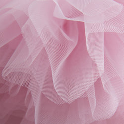 Nahaufnahme von R3105 Tutu und Body in Pink von Rumpf, mit weichen Tüllfalten und strukturiertem Muster.