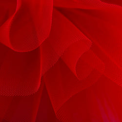 Nahaufnahme von Rumpfs R3105 Tutu und Body in Rot, mit mehrlagigem rotem Tüll mit weichen Falten und fließender Textur.