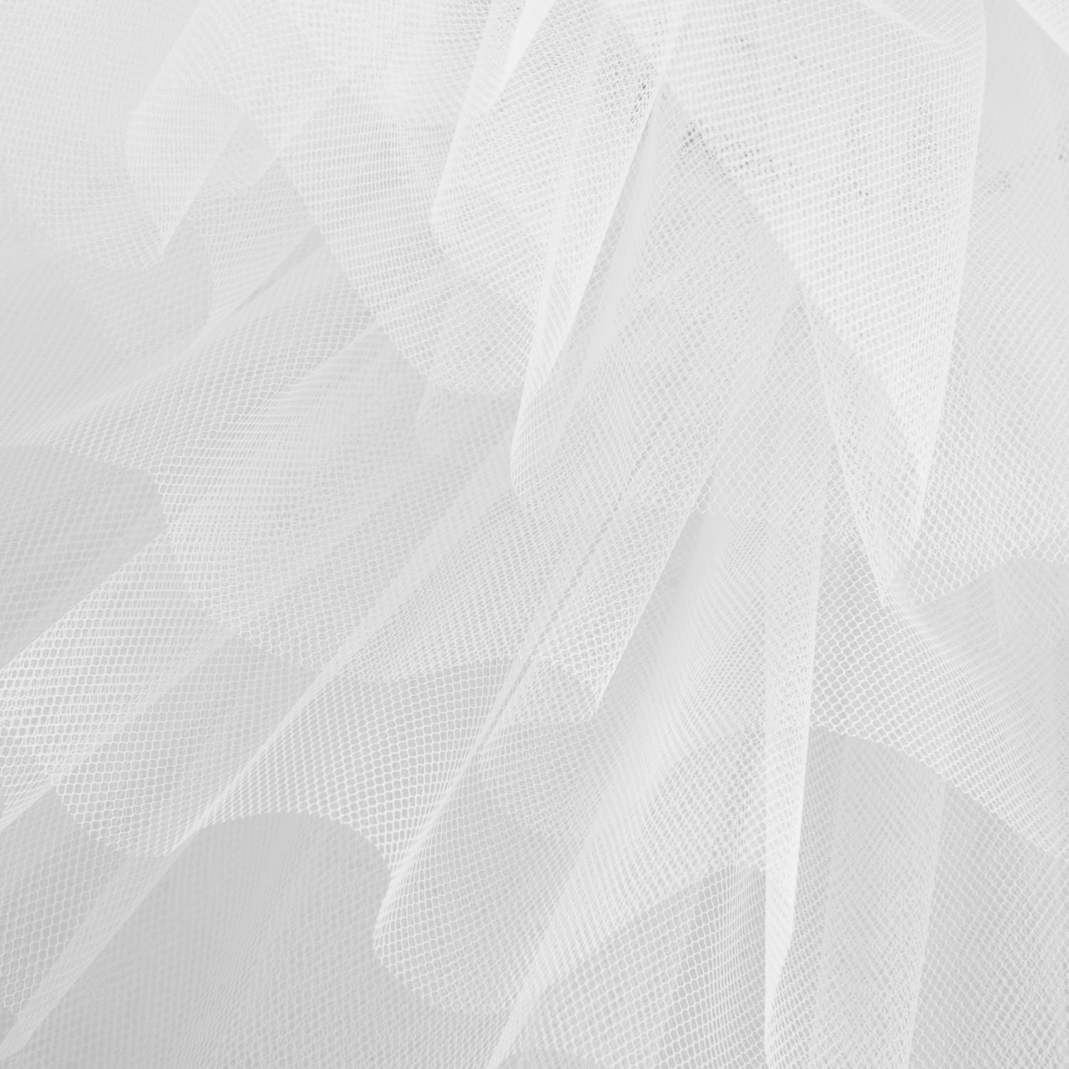 Nahaufnahme von Rumpfs R3105 Tutu und Body in Weiss, mit geschichtetem weißem Tüll für einen zarten, luftigen Look.