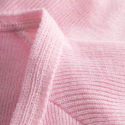 Nahaufnahme der Langarm-Wärmejacke R3111 von Rumpf in Pink, mit Strickstoff und gefalteter Kante.