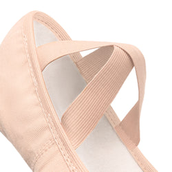 Nahaufnahme eines rosa SD16 Só Dança Ballettschläppchens von Rumpf mit gekreuzten Gummibändern.