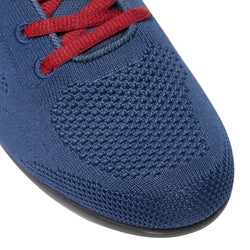 Nahaufnahme von Rumpfs 1567 Zuma Tanzsneaker in Marineblau mit roten Schnürsenkeln und strukturiertem Zehenmuster.