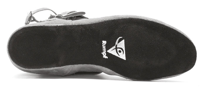 Die Sohle des 8835 niedrigen West Coast Swing Stiefels in Grau weist ein weißes Rumpf-Logo in der Mitte auf einer schwarzen Fläche auf.