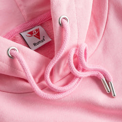 Nahaufnahme des Rumpf R4012 Dancer Hoodie in Rosa mit Kordelzug, Markenetikett und silbernen Ösen.