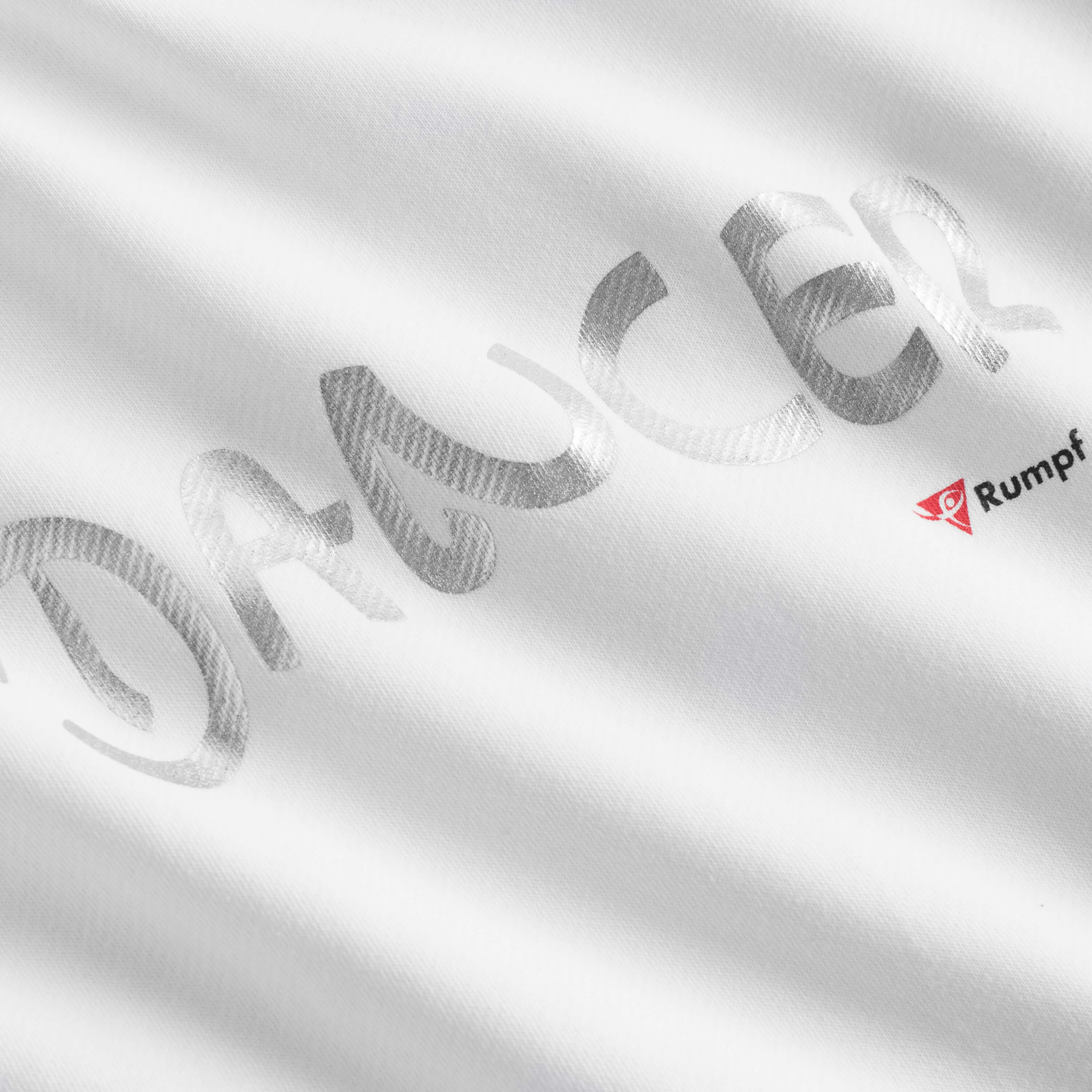 Nahaufnahme von Rumpfs R4012 Dancer Hoodie in Weiss, hervorgehoben durch graue Schatten und subtile Beleuchtung.