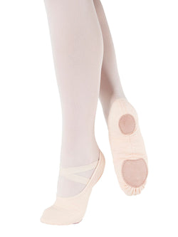 Nahaufnahme der Beine der Tänzerin in rosa Strumpfhosen und Rumpf SD16 Só Dança Ballettschläppchen, ein Fuß auf den Zehenspitzen.