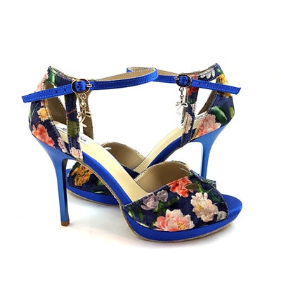 Sirius Dance Shoes en un patrón de flores azules