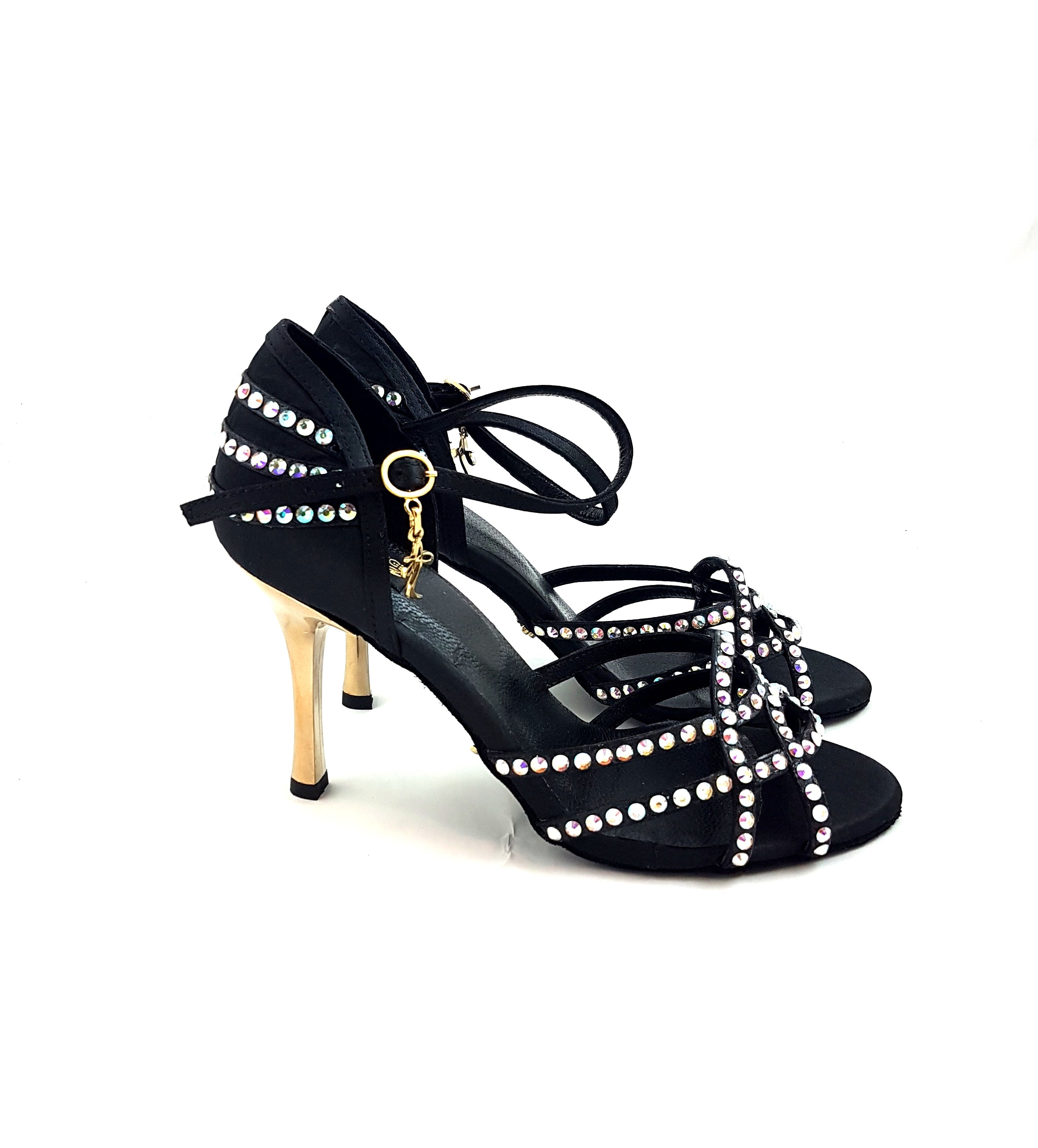 Dancing Queens: Talita Tanzschuhe in Schwarz Satin mit Swarovski Steinen und goldenen Absätzen auf weißem Hintergrund.