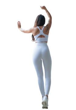 Frau in Lisminas 314 Winter High Waist Leggings in Weiss, tätowierte linke Schulter, bereit für Outdoor-Sport.
