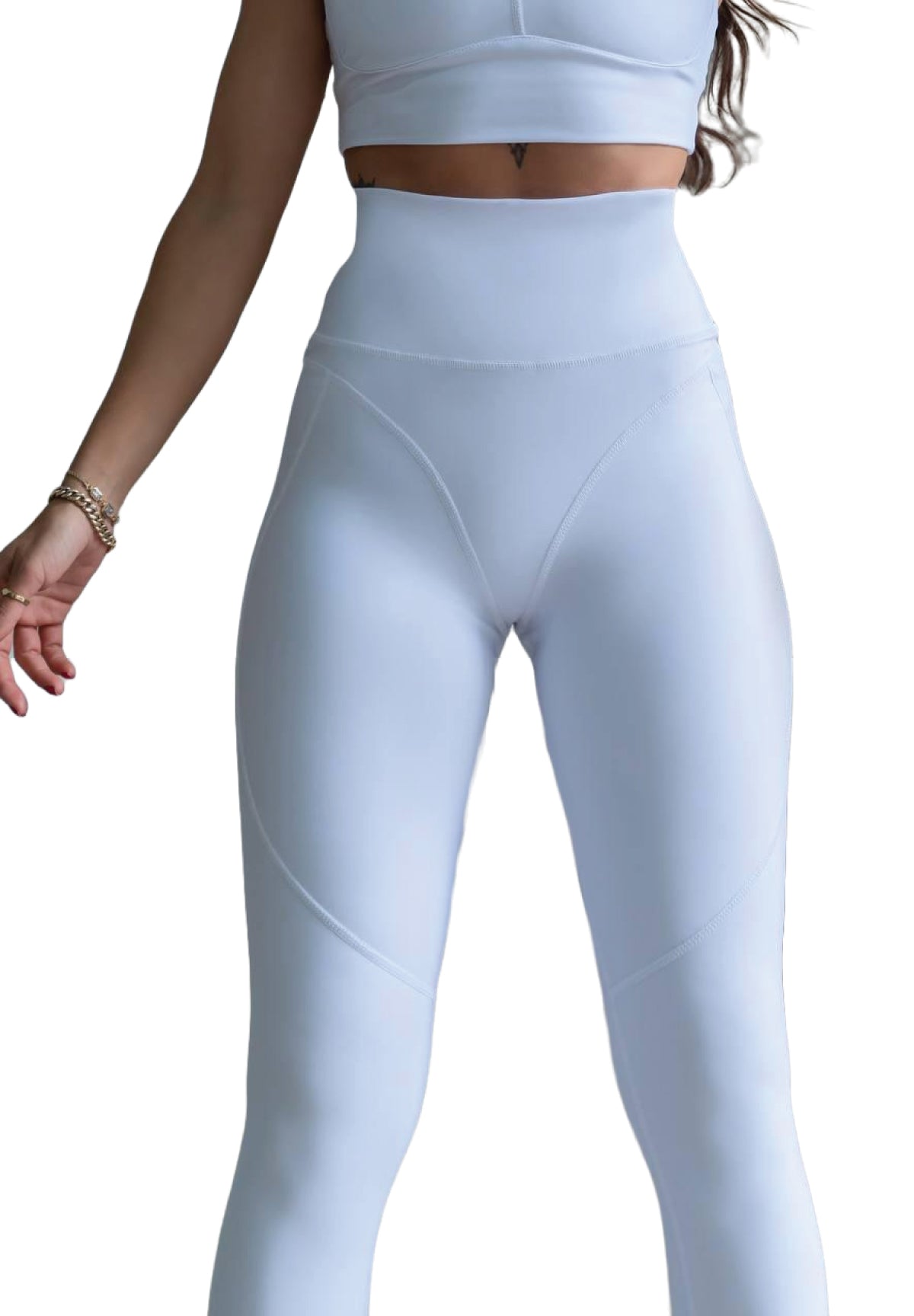 Einzelperson in Lismina 314 Winter High Waist Leggings Weiss und einem weißen Sport-BH, Arm an Arm auf schlichtem Hintergrund.