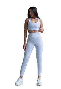 Frau in Lisminas hellblauen 314 Winter High Waist Leggings in Weiss und weißen Sneakers, bereit für Outdoor-Sport.
