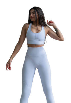 Frau in Lisminas 314 Winter High Waist Leggings in Weiss posiert selbstbewusst vor weißem Hintergrund.