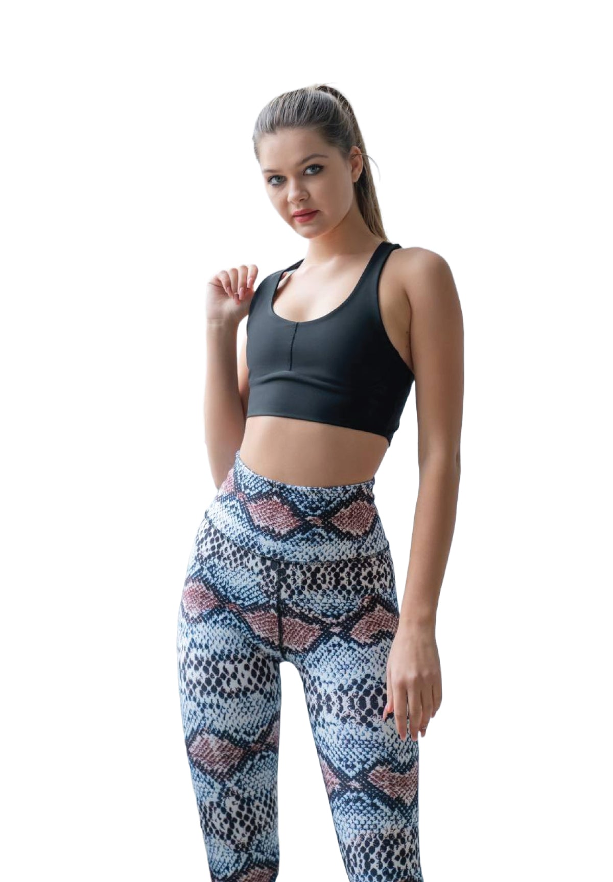 Frau im schwarzen Sport-BH Lismina und 328 Extra High Waist Leggings in Braun und Blau posiert selbstbewusst und strahlt Yoga-Energie aus.