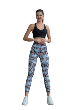 Frau in Lismina 328 Extra High Waist Leggings, lächelnd in weißen Turnschuhen und einem schwarzen Sport-BH.