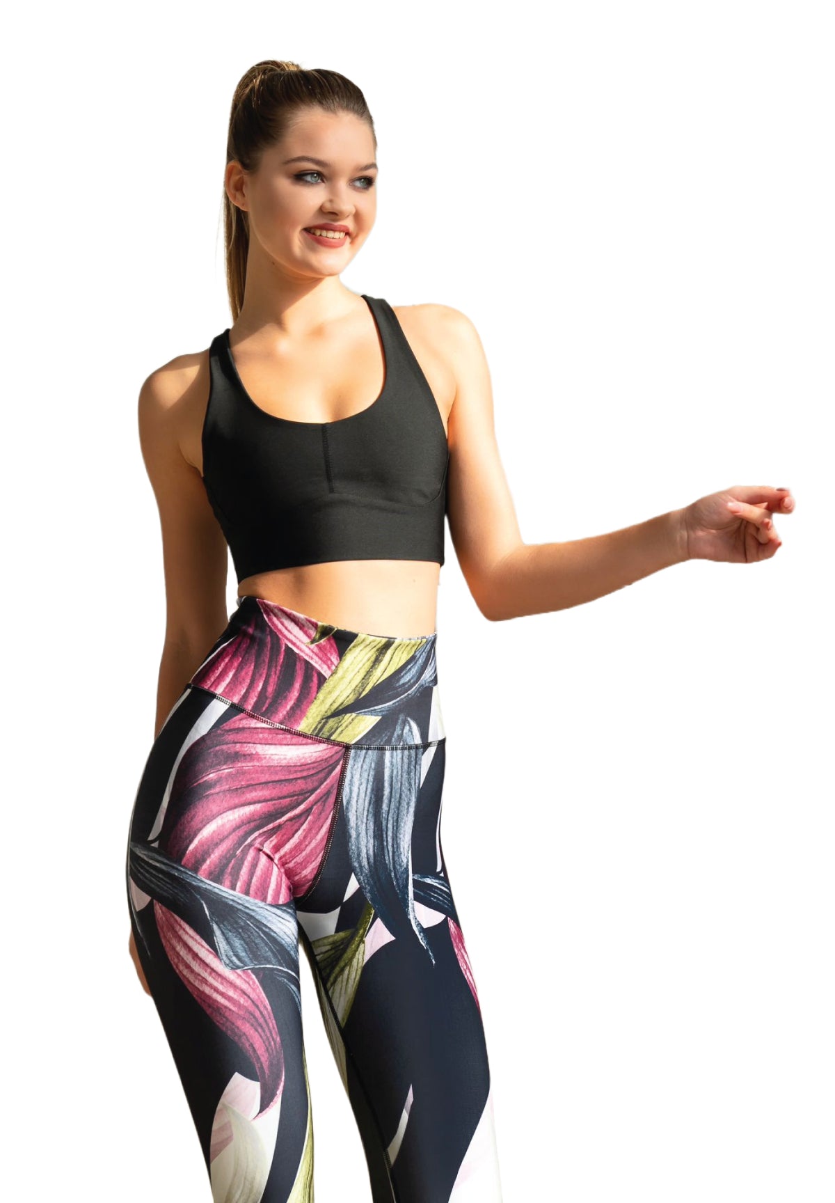Frau im schwarzen Sport-BH Lismina und 324 Extra High Waist Leggings in Schwarz, Pink, Grün geblumt posiert auf Weiß.