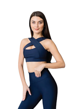 Frau trägt Lisminas 296 Extra High Waist Leggings in Marineblau und posiert auf weißem Hintergrund.