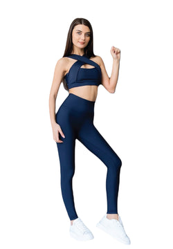 Eine Frau posiert in Lisminas marineblauen 296-Leggings mit extra hoher Taille vor einem weißen Hintergrund.
