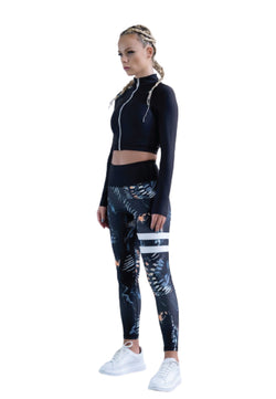 Person in Lismina 1163 Leggings mit extra hoher Taille (Schwarz & Blau mit Streifen), präsentiert auf weißem Hintergrund.