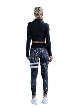 Person trägt Lismina 1163 Extra High Waist Leggings, schwarzes Oberteil, Rücken zugewandt, Haare mit gemustertem Schal.