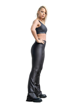 Person in Lismina 1169 Leggings in Lederoptik mit extra hoher Taille, einem schwarzen bauchfreien Top und Plateaustiefeln auf weißem Hintergrund.