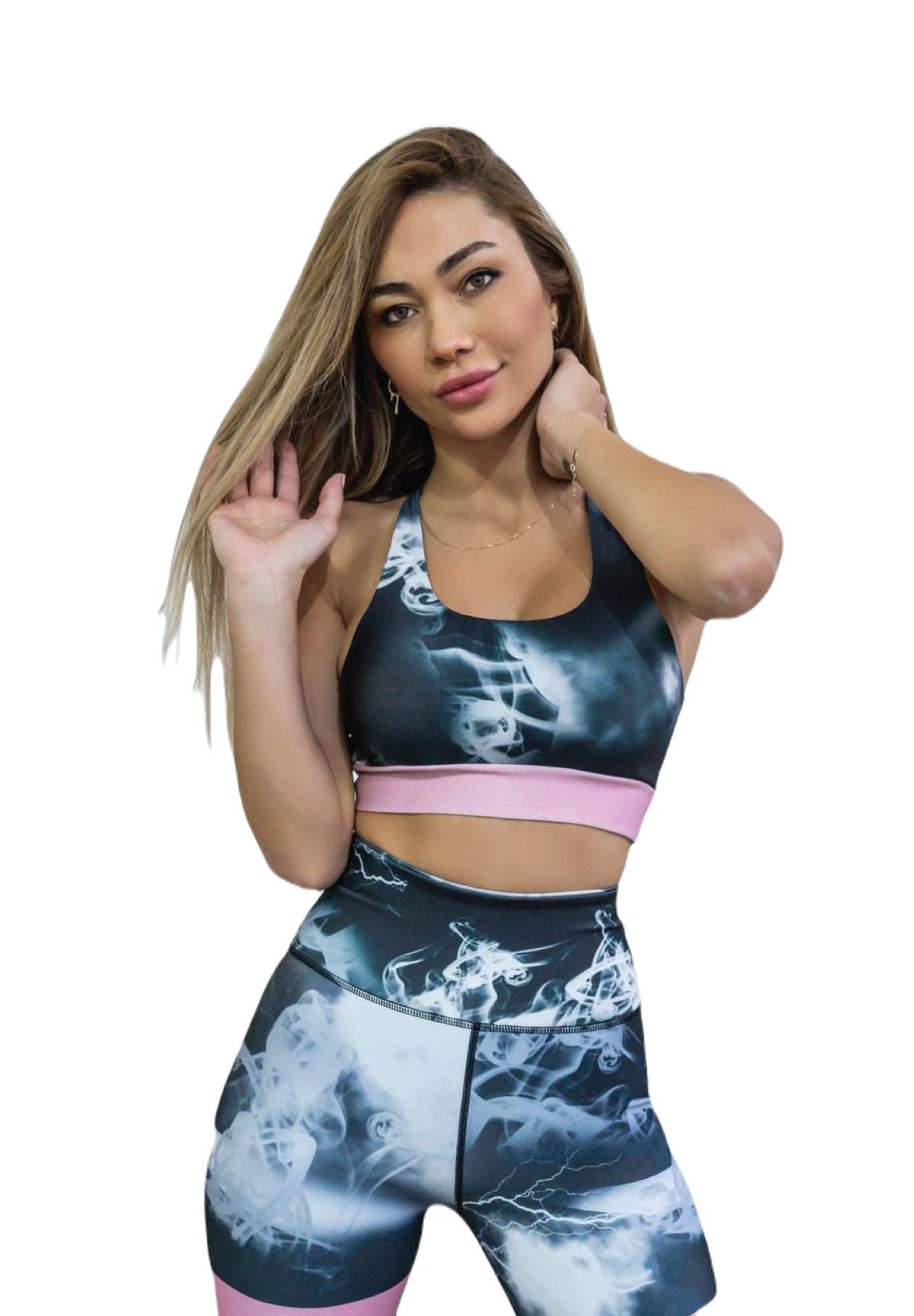 Eine Frau mit langen Haaren posiert selbstbewusst in einem Lismina 171 Sport-BH, Pink & Grau.