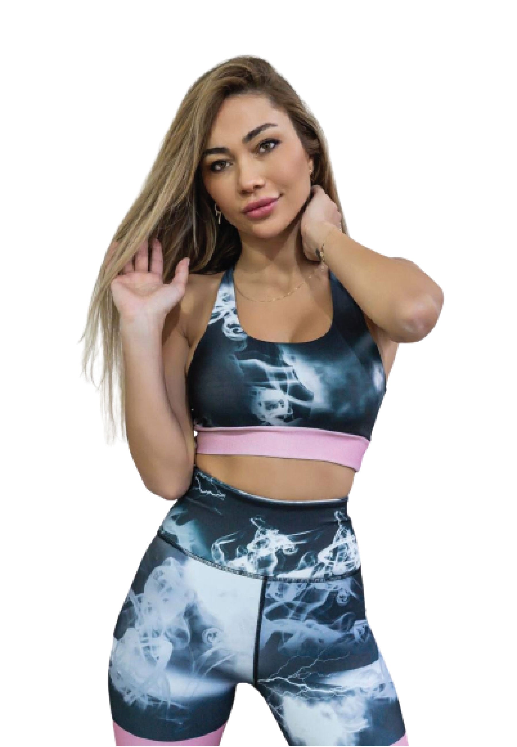 Frau in Lisminas 284 Extra High Waist Leggings in Schwarz und Weiß posiert selbstbewusst vor einem weißen Hintergrund.