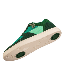 Fuego Jade Dance Sneakers: Grün gestrickt mit weißer Sohle, Profilmuster, hergestellt aus recycelten Plastikflaschen.
