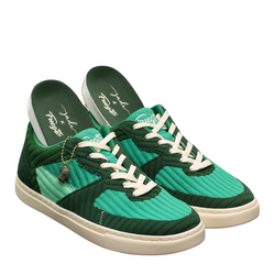 Fuego-Tanzschuhe: Fuego Jade Dance Sneakers in Grün mit weißen Schnürsenkeln, cremefarbenen Sohlen und einem grünen Schuhanhänger.
