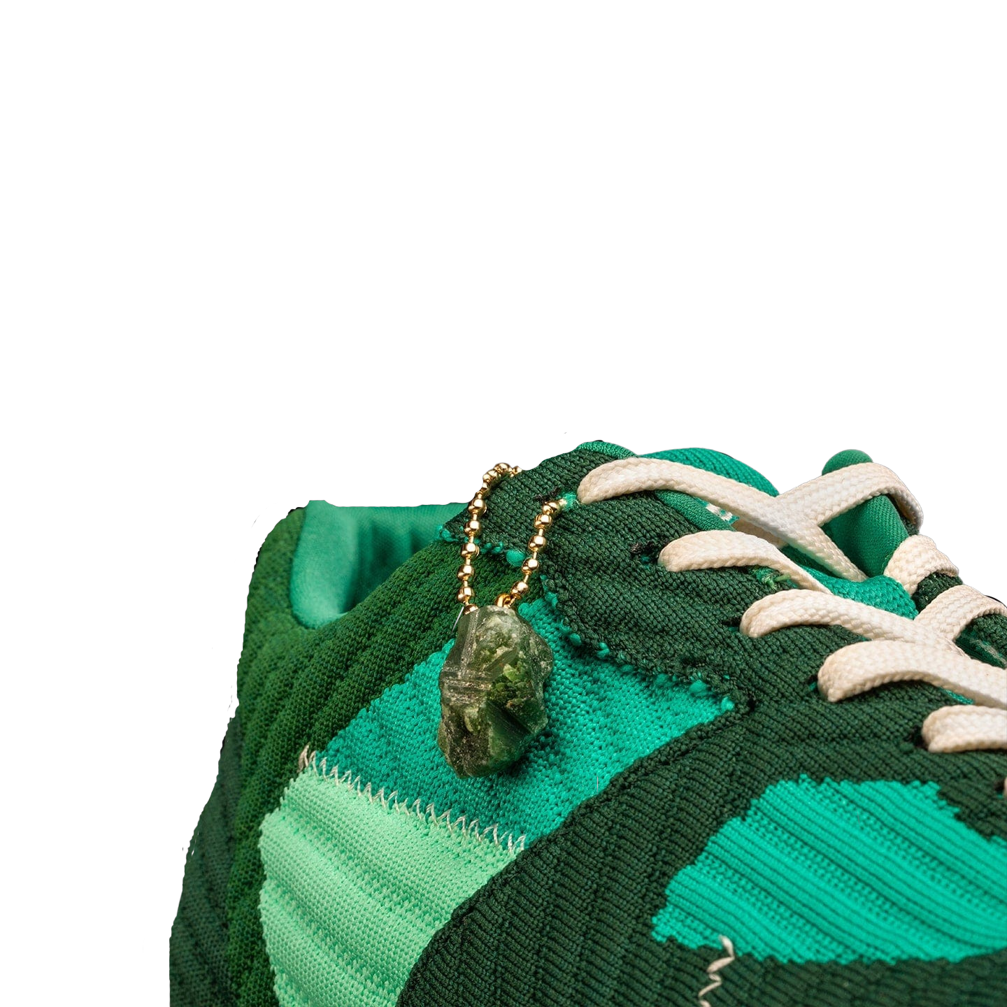 Fuego Jade Dance Sneakers: Grüne Sneakers mit weißen Schnürsenkeln & grünem Steinanhänger an einer goldenen Kette; idealer Tanzsneaker.