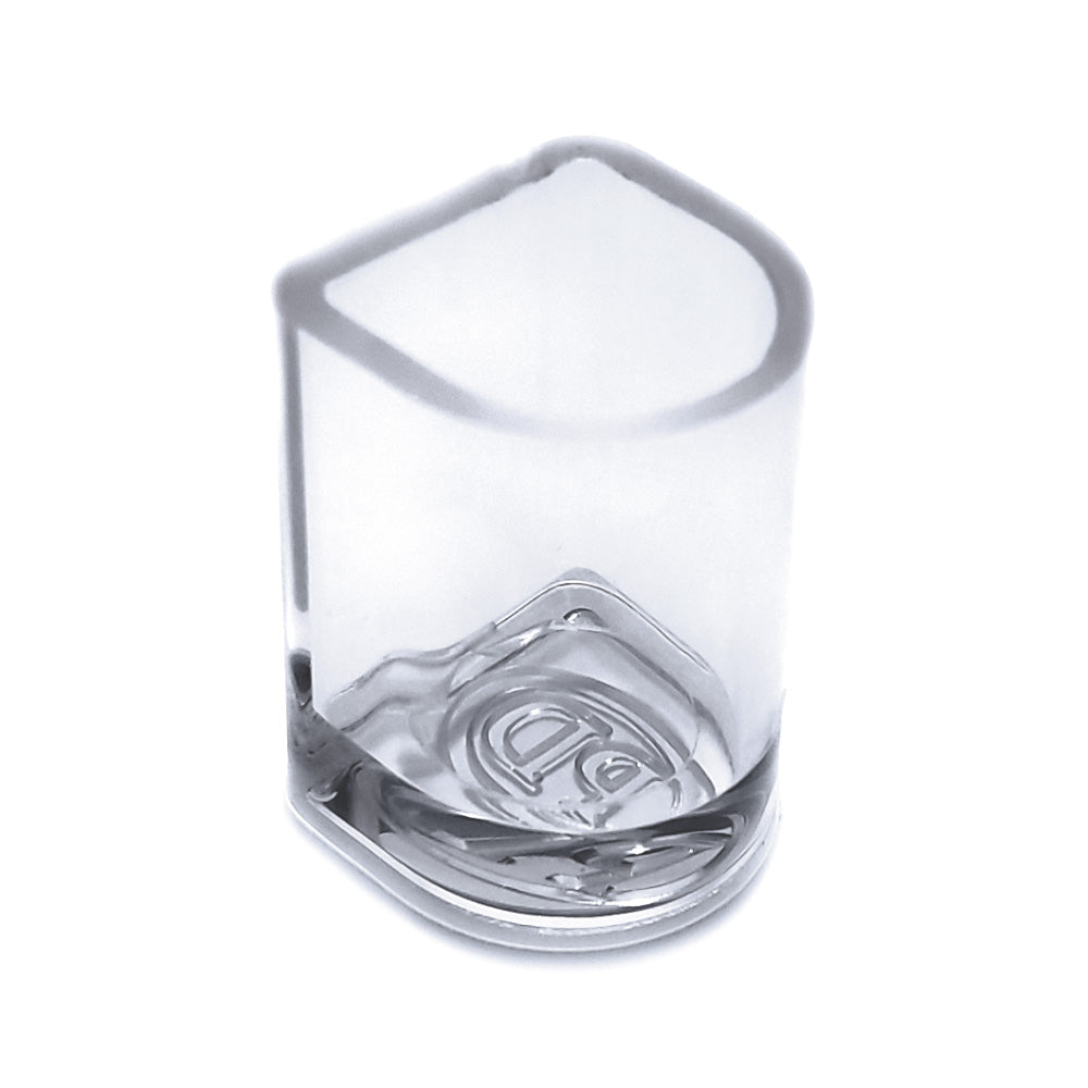 Nahaufnahme eines klaren, einzigartig geformten Glases mit flachem Rand, ähnlich einem Portdance Absatzschoner PD Pro 001.