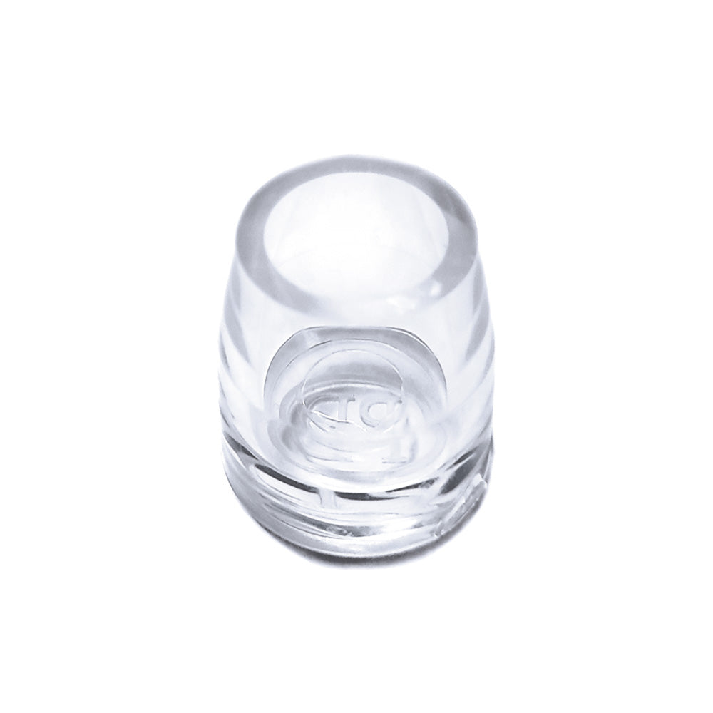 Klares, leeres Schnapsglas mit dickem Boden spiegelt die Eleganz des Absatzschoner CR für Portdance Tanzschuhe wider.