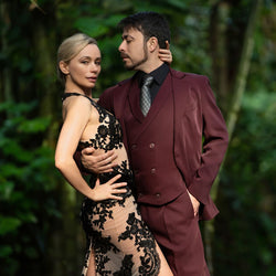 Ein Paar in Abendgarderobe posiert anmutig im Freien für „La Pantera“ der Tanzkurse, als würde es argentinischen Tango tanzen.