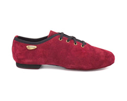 Bordeauxfarbene Wildleder-Tanzschuhe PD J001 von Portdance mit schwarzen Schnürsenkeln, kleinem Absatz und goldenem Logo.