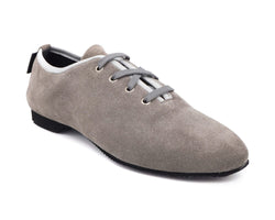 Portdance PD J003 Tanzschuhe aus grauem Nubukleder mit schwarzer Sohle und grauen Schnürsenkeln.