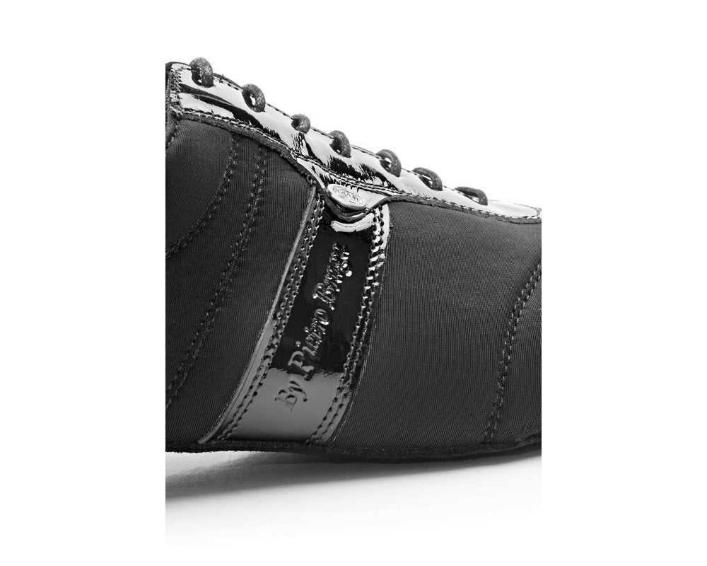 Portdance PD Pietro Tanzschuhe: Schwarzes Lycra/Patent, Wildledersohle, einzigartige Nähte – ideal für Tanzabende.