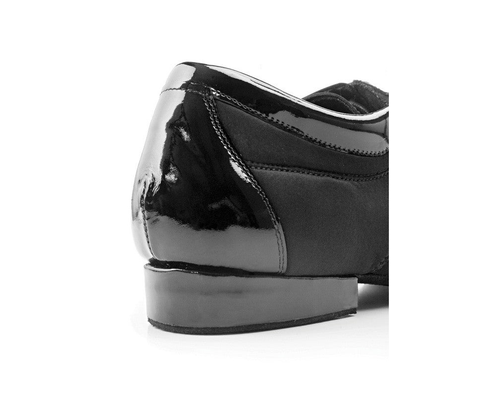Nahaufnahme eines PD Pietro Tanzschuhs in Black Patent von Portdance, der den glänzenden Absatz zur Geltung bringt und perfekt für Tanznächte ist.