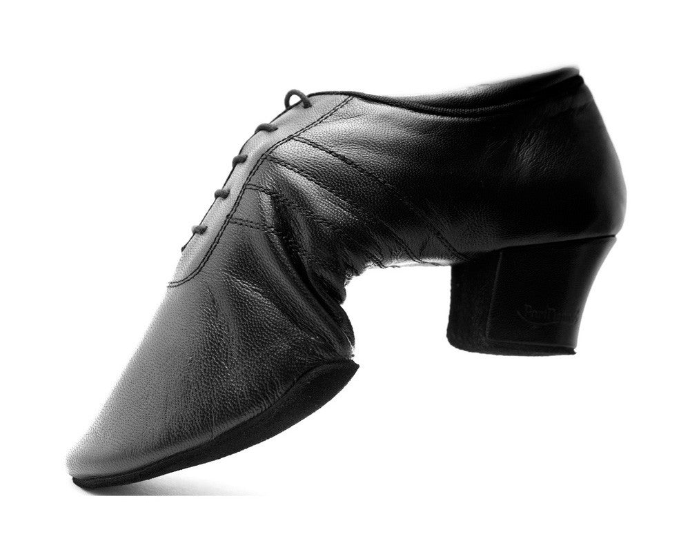 Portdance PD008 Premium Tanzschuhe in Black Leather mit niedrigem Absatz und Schnürsenkeln auf weißem Hintergrund.