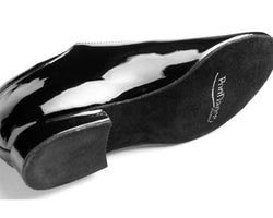 Die PD020 PREMIUM von Portdance sind glänzend schwarze Lack-Tanzschuhe mit einem Logo auf der Sohle, von der Seite und von unten betrachtet.