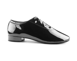 Portdance PD020 PREMIUM Tanzschuhe aus schwarzem Lackleder mit niedrigem Absatz und Schnürung, Seitenansicht.